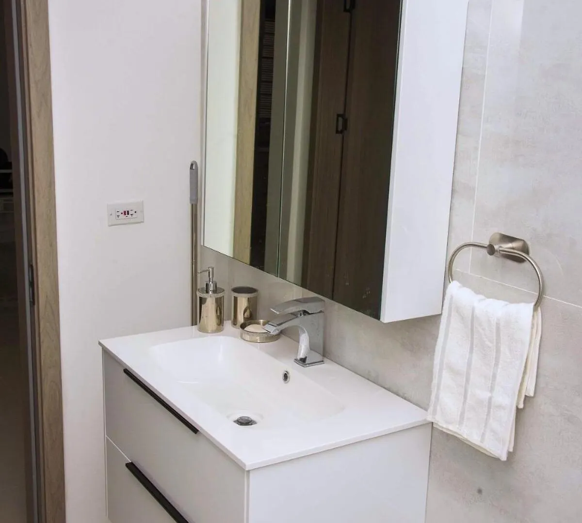 Oricha Villa- Stylish 2-Bedroom Retreat With Ac & Pool Access Ocho Rios